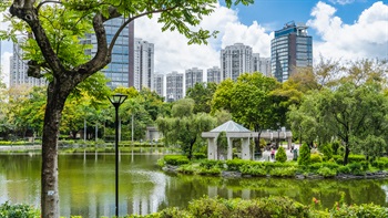 公园的开阔绿化空间，为巿民提供一个可以呼吸新鲜空气，令人身心舒畅的休憩环境。